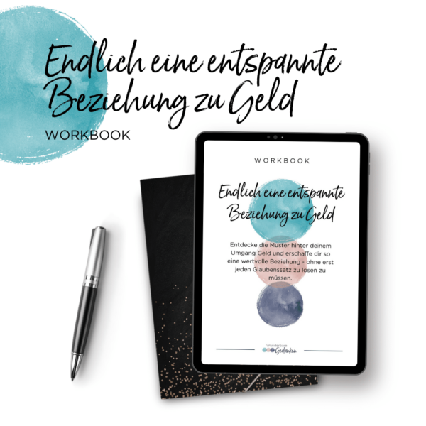 Workbook - Endlich eine entspannte Beziehung zu Geld - Vorschaubild auf einem Tablett mit einem Stift, der links daneben liegt.